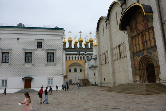 In der Kathedrale ließ sich der Iwan der Schreckliche 1547 als erster russischer Herrscher zum Zaren krönen. Die Kathedrale quillt über von wertvollen und sehr alten Ikonen und Fresken. Ikonen und Fresken hatten auch deshalb große Bedeutung, weil man dem gewöhlichen Volk, das weder lesen noch schreiben konnte, die gewünschten Botschaften vermitteln konnte