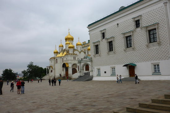 Die Mariä-Verkündigungs-Kathedrale mit den vergoldeten Kuppeln, erbaut 1489-89, Hauptkirche der Zaren, hier fanden Trauungs- und Taufzeremonien statt. Der findige Iwan der Schreckliche ließ einen zweiten Eingang einbauen, nachdem ihm nach seiner vierten Eheschließung vom Patriarchen verboten wurde, die Kirche durch den Haupteingang zu betreten (die orthodoxe Kirche erlaubte nur drei Eheschließungen); cleverer Bursche oder?