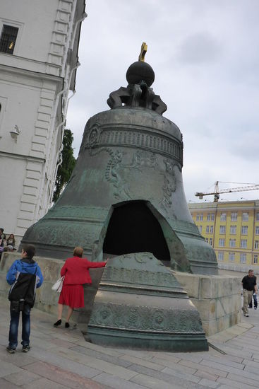 Die Glocke wiegt 200 Tonnen und war im Auftrag des Zaren für einen Wehrturm in der Kremlmauer vorgesehen. Weil sie zu schnell abgekühlt wurde, brach ein 12-Tonnen-Stück aus; wie es den Verantwortlichen danach erging, ist nicht überliefert