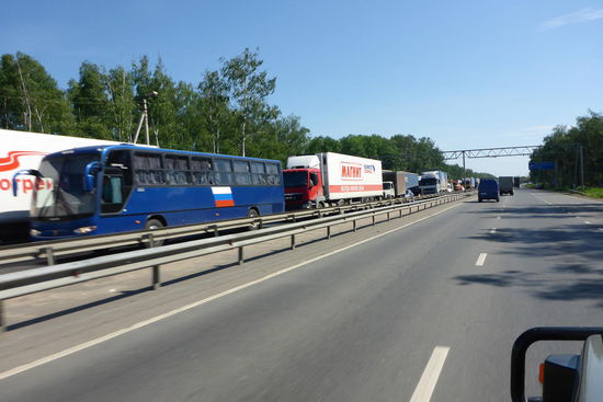 Nach drei Tagen mit einem vollen Programm sind wir froh, das laute und hektische Moskau Richtung Osten verlassen zu können. Die M7 ist stark frequentiert, hat viele Baustellen und Staus. Dieser geht diesmal in die andere Richtung. An Staus sind die 5,5 Millionen Autofahrer in Moskau gewöhnt, die Gesamtlänge aller Staus in Moskau am 28.5.2014 betrug 600 km; jeder Moskauer Autofahrer soll täglich ca. drei Stunden im Stau stehen.
