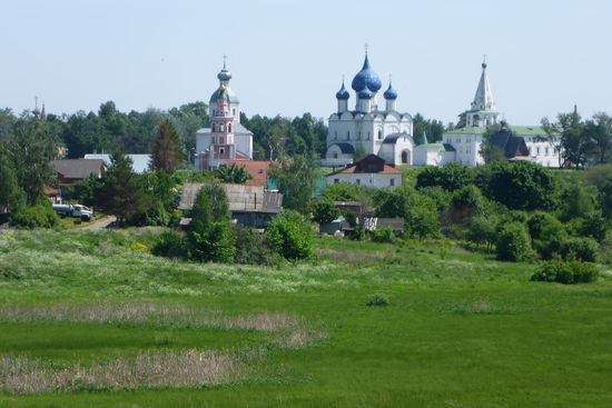 Annäherung an Suzdal, eine Kleinstadt mit 10 000 Einwohnern. Die Stadt gehört zum "goldenen Ring" um Moskau, das sind etwa 200 Städte rund um Moskau mit historischen Bauwerken. In Suzdal gibt es etwa 100 Denkmäler, insbesondere Kirchen und traditionelle Häuser