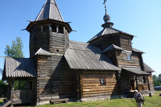 Holzkirche in typischer Dreiteilung: Kleiner Raum,beheizbar im Winter; großer Raum ohne Heizung, wird nur im Sommer genutzt; Turm, diesmal integriert
