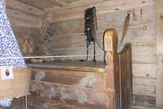 Die Truhenbank, hier darf nur der Hausherr sitzen