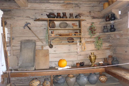 Das Geschirr; Gestaltung und Ausstattung erinnern mich an historische Bauernhäuser in den Alpen oder im Schwarzwald