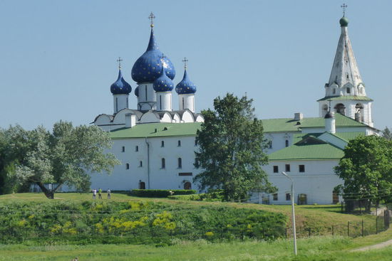 Schöne Kathedralen in ländlicher Umgebung wirken sehr majestätisch, beruhigend und entschleunigend