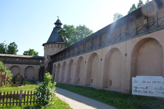 Das 500 Jahre alte Erlöser-Euthemius-Kloster war im17. Jahrhundert eines der größten Klöster in Russland. Seine Geschichte ist bewegt: Es wurde später geschlossen und diente unter Stalin als Lager für Kriegsgefangene, nach dem zweiten Weltkrieg war es ein Frauengefängnis, bevor es schließlich zum Museum wurde.