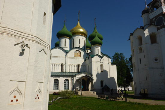 Die Erlöser-Verklärungs-Kathedrale des Klosters. Zur Farbensymbolik: Gold steht für göttlich, grün für irdiisch, blau für die Gottesmutter Maria