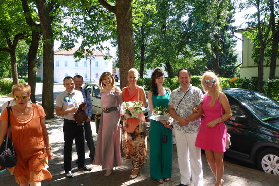 Hochzeit in Suzdal, die Brautjungfern in freudiger Erwartung