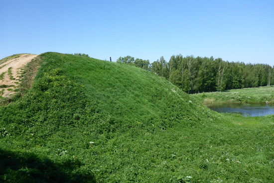 Ein Erdwall aus dem 11. Jahrhundert beschützt den Kreml in Suzdal