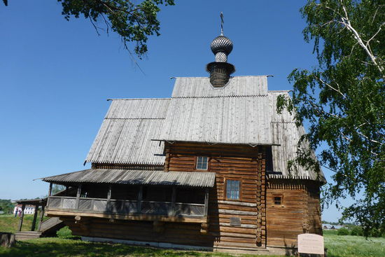 Eine weitere Holzkirche mit typischer Dreiteilung