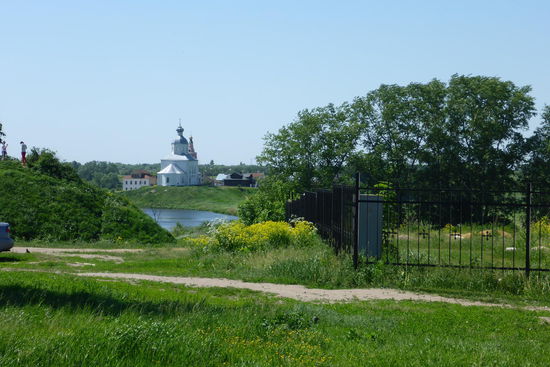Erhabene Gebäude in ländlicher Umgebung faszinieren mich