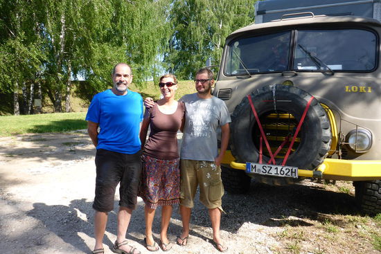 Begegnungen: Astrid und Sven mit ihrem rüstigen Steyr aus den 70ern auf großer Fahrt mit (vorläufigem) Ziel Indien. Wir haben uns locker zum Naadam-Reiterfest in der Mongolei verabredet. Euch Drei eine gute Fahrt mit immer genügend Luft in den Füßen, Öl im Magen und eine Handbreit Diesel in der Blase (www.rightbeyondthehorizon.com)
