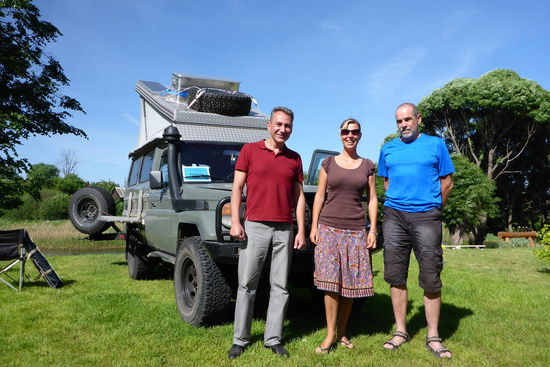Begegnungen: Sergej aus Suzdal interessiert sich für das Innenlebeben des Toyo, er hat die Aufnahme mit Astrid und Sven gemacht