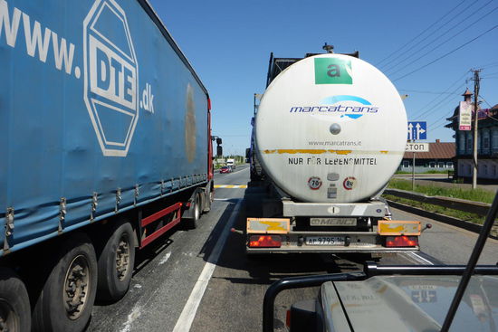 Der Schwerlastverkehr hat es eilig, ein Sonntags-Fahrverbot für LKW ist unbekannt