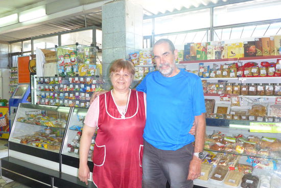 Begegnungen im Supermarkt: Sie versteht ein bißchen deutsch, weil sie von 1987 bis 1991 in Berlin war. Nach anfänglicher Skepsis dem Fremden gegenüber ...