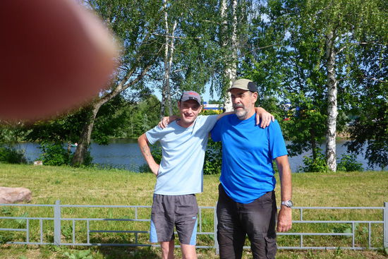 Begegnungen: Sascha aus Nizhniy Novgorod feiert den Weltkindertag am 1.6.2014 landestypisch mit den entsprechenden Folgen; er ist sehr kommunikativ, schüttelt mir mindestens 15mal die Hand und ...