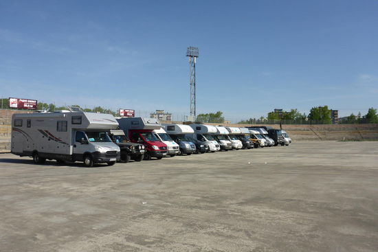 Gefährte der Gefährten. Diese Reise alleine zu unternehmen erfordert eine Menge Erfahrung und extremen logistischen Aufwand, deshalb habe ich mich für eine organisierte Tour entschieden. Tagsüber fährt jeder für sich, wir treffen uns an den Übernachtungsplätzen, navigieren mittels Koordinaten auf der Basis von OpenStreetMap. Die meisten der Gefährten sind sehr reiseerfahren und haben mehrere Kontinente bereist