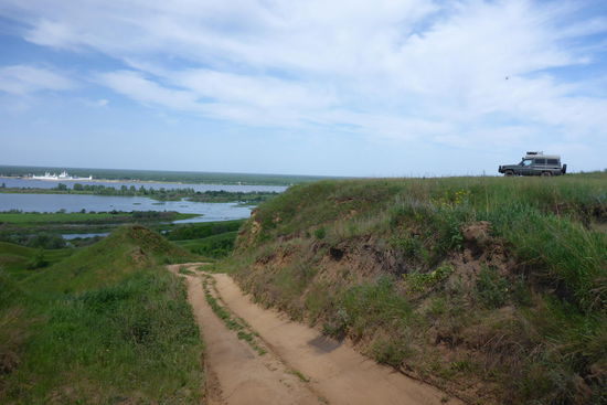 Offroadparadies an der Wolga, im Hintergrund ein Nonnenkloster