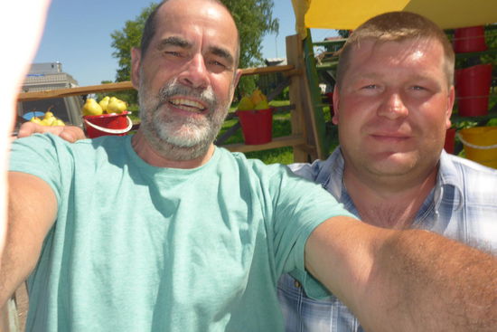 Begegnungen: Joscha verkauft mir an der M7 Birnen, Äpfel und Tomaten für zusammen 350 Rubel (1 Euro = 46 Rubel), er ist ein Schlitzohr, mit einem satten Touristenzuschlag