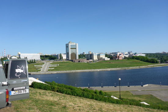 Tscheboksary 2.-3.6.2014, Tag 20; 4102 km
Camp mit Blick auf den Amtssitz des Präsidenten der autonomem Teilrepublik Tschuwaschien. Die Teilrepublik hat 1.250 000 Einwohner, davon leben 450 000 in der Hauptstadt Tscheboksary