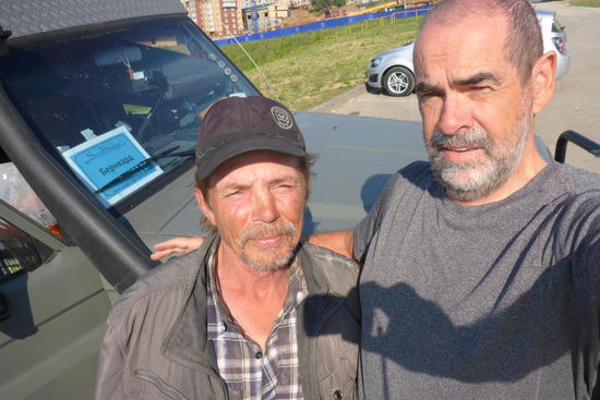 Begegnungen: Oleg kommt aus Sibirien und sucht in Mülleimern nach Brauchbarem; er hat schon kräftig "gefrühstückt"