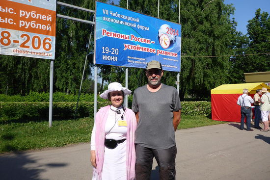 Begegnungen: Die temeramentvolle Ludmilla bringt uns die Stadt näher, sie ist mit 55 Jahren bereits berentet und erzählt lustige Sachen z.B. über das Alter: Bei Männern heißt es der Knabe, der Jüngling, der junge Mann, der alte Mann, der Greis; bei Frauen das Mädchen, die junge Frau, die junge Frau, die junge Frau ... die Alte ist gestorben