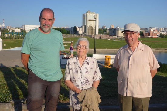 Begegnungen: Ruffina und Sascha sind seit 60 Jahren verheiratet, er war Professor für Agrokultur an der hiesigen Universität; bei ihnen kann man sehen, daß sich Paare, die lange zusammen sind, in ihrem Aussehen immer ähnlicher werden