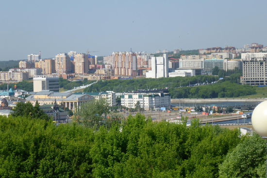 Blick auf die Stadt, das weiße Gebäude in der oberen Bildmitte ist das Opernhaus, im Volksmund "Getreidesilo", links daneben unser Camp