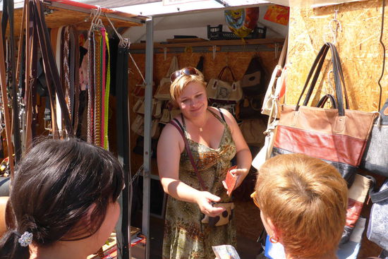 Sie verkauft selbst genähte Handtaschen