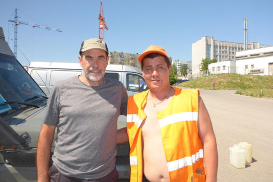 ... Sergeij sind im Straßenbau beschäftigt