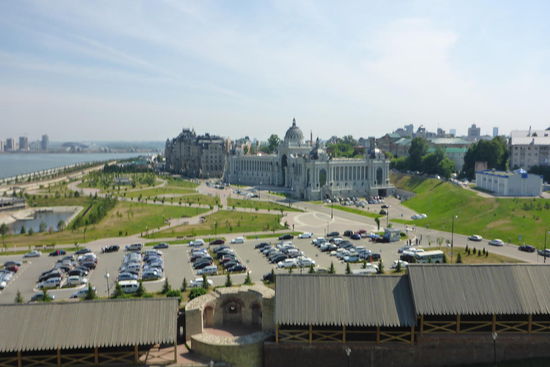 Kazan 3. - 6. 6. 2014, Tage 21 - 22; 4273 km
Kazan ist die Hauptstadt der autonomen Teilrepublik Tatarstan (3.5 Mio. Einwohner) und mit 1.179 000 Einwohnern die drittgrößte Stadt Russlands.
Die Stadt ist über 1 000 Jahre alt und somit älter als Moskau (das etwa 780 km westwärts liegt), behaupten jedenfalls die Verantwortlichen nicht ohne Stolz. Hier mündet der Fluß Kasanka in die Wolga.
Islamgläubige Tataren und orthodoxe Russen machen den Hauptteil der Bevölkerung aus, dementsprechend gibt es etwa 40 Moscheen 30 Kirchen