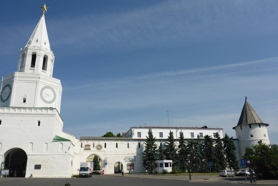 Hauptturm der Kremlmauer und Eingang zum Kreml.
Der Kreml und damit die Stadt Kazan wurde am 2. 10. 1552 von Iwan dem IV., dem Schrecklichen, im dritten  Anlauf eingenommen. Beim ersten Versuch war der Schreckliche knapp 18 und bei der erfolgreichen Eroberung 21 Jahre alt; ein Beispiel dafür, daß Beharrlichkeit und Durchsetzungsvermögen schon in jungen Jahren belohnt werden, liebe Hotel-Mama-Gäste