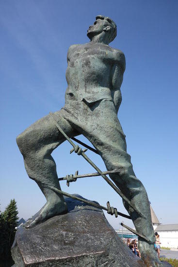 Vor dem Haupteingang zum Kreml: Denkmal eines tatarischen Lyrikers mit unaussprechlichem Namen, der im Zweiten Weltkrieg in deutsche Kriegsgefangenschaft kam und 1944 In Moabit hingerichtet wurde.