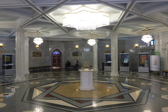 Die Eingangshalle der Moschee ...