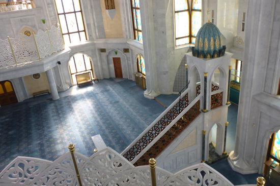 Im Erdgeschoß haben 700 männliche Gläubige Platz, Mädchen und Frauen beten, vor begierlichen Blicken geschützt, eine Etage höher; selbst der Imam kann sie von seiner Kanzel aus nicht sehen