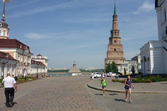 Der schiefe Backsteinturm, er weicht tatsächlich 1,90 m nach Osten ab, hat sieben Etagen, die die Schöpfung der Erde symbolisieren