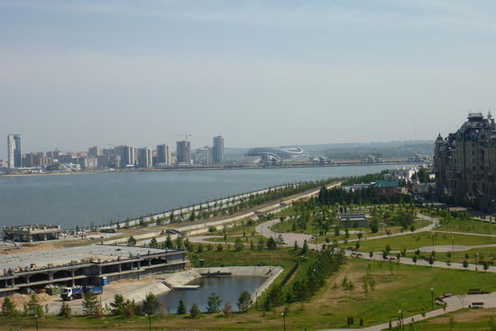 Blick vom Kreml auf die Kasanka und die Skyline Kazans; das markante Gebäude rechts ist das Schwimmstadion, in dem im Jahr 2015 die Weltmeisterschaften ausgetragen werden