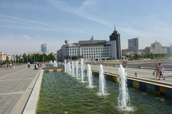 Wasserspiele auf dem Theatervorplatz