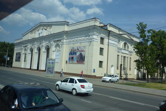 Eines von vielen Universitätsgebäuden. Die Universität hat 18 Fakultäten und 17 500 Studierende, einer davon war seinerseits Genosse Lenin, eingeschrieben in der juristischen Fakultät, bis er wegen Beteiligung an Demonstrationen zwangsexmatrikuliert wurde. Der Karriere hat es nicht geschadet, immerhin hat er es zu einem eigenen Mausoleum in würdiger Umgebung gebracht