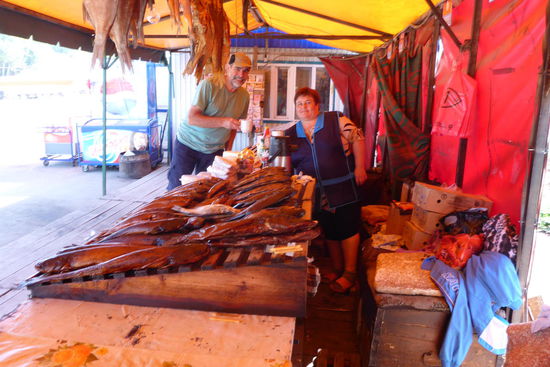 Begegnungen: Olfiona verkauft mir Kaffee und ein Teilchen, das wie eine Apfeltasche aussieht (ich liebe Apfeltaschen), es stellt sich aber als eine von Fett triefende Frikadelle heraus