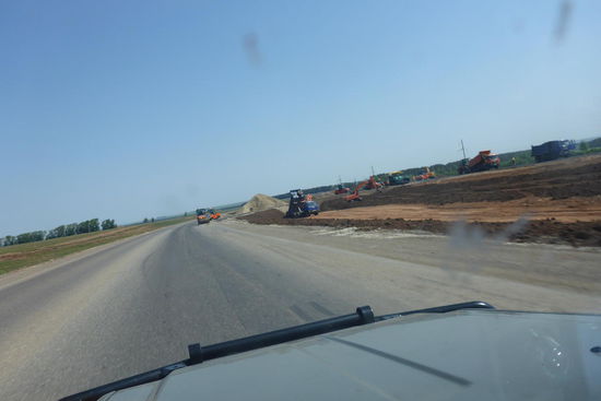 An der M7 wird ständig gewerkelt, die Kombination aus Schwerlastverkehr, langen Frostperioden und russischem Asphalt ist tödlich. Diese Baustelle ist 30 km lang, die Geschwindigkeit auf 50 kmh begrenzt ...