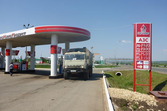 Das russische Tankstellennetz ist gut ausgebaut, jedenfalls westlich des Urals. Angeboten werden zwei Sorten Diesel (AT), die bessere kostet ca. 70 Eurocent