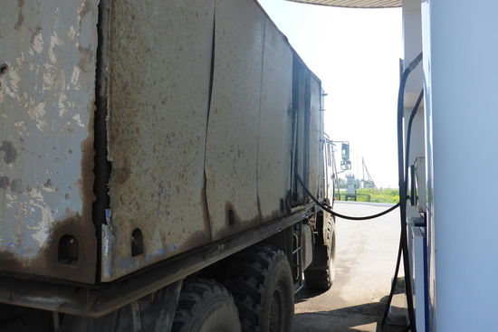 Bei diesem LKW ist der Tank im Innenraum untergebracht, aus Sicherheitsgründen?