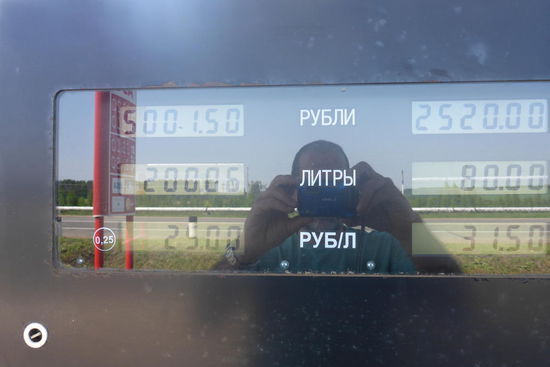 LKW tanken offensichtlich immer den billigen Sprit, das Ergebnis zeigt sich an den stinkenden Rußfahnen, die sie hinter sich lassen. Sparsam getankt wird auch, links die Tanke des LKW von oben (20 L), rechts meine