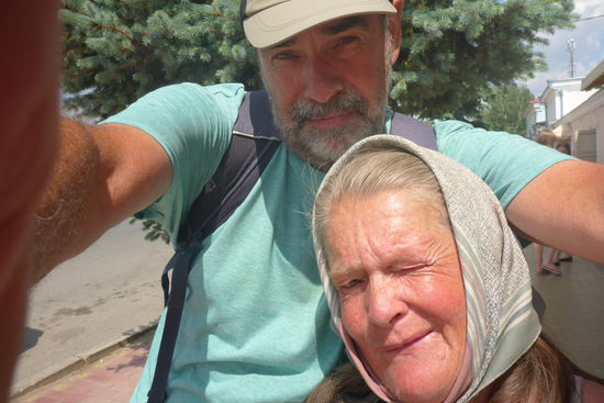 Begegnungen: Vor dieser Kathedrale; sie murmelt ständig vermutlich fromme Wünsche und sammelt Spenden, ihren Namen kann ich nicht in Erfahrung bringen