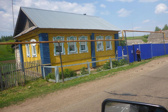 Einfache Behausung mit oberirdisch verlegter Gasversorgung