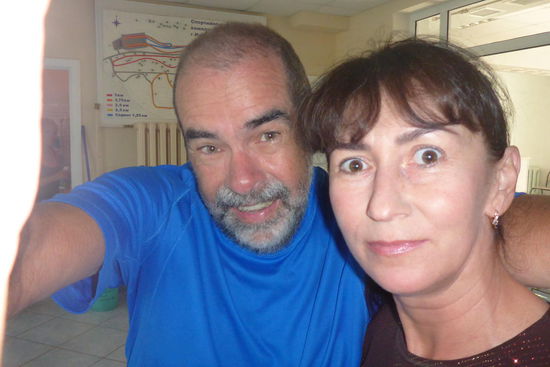 Begegnungen: Natascha schreibt sorgfältig Vor- und Zunamen der Duscher auf und kassiert die Dusch-Gebühr in Höhe von 50 Rubeln