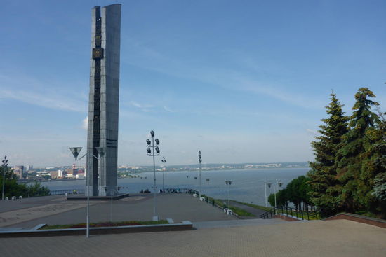 Das Wahrzeichen von Izhevsk, ein stilisiertes Buch, Gesamthöhe 46 m