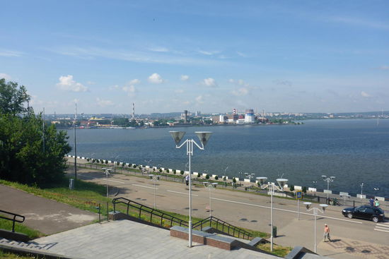 Blick auf Izhevsk, mit 630 000 Einwohnern die 19.größte Stadt Russlands, etwa 250 Jahre alt. Anfang des 19. Jahrhunderts wurde hier die Waffenfabrik gegründet, deshalb war die Stadt bis 1989 für Ausländer gesperrt