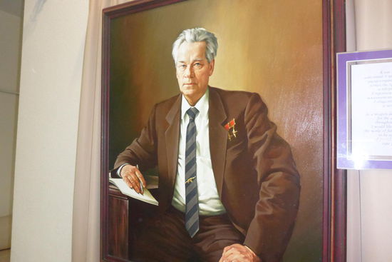 ... Mikail Kalaschnikow (1919-2013) an seiner nach ihm benannten "Kanone"